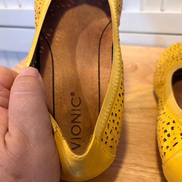 Vionic women's Robyn Buttercup yellow perforated design ballet flats size 8 - Picture 4 of 7